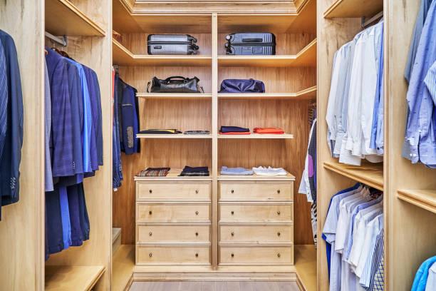 Os Melhores Tipos de Cabides para Organizar Seu Guarda-Roupa de Forma Eficiente