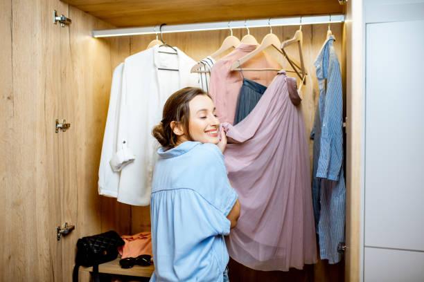 Os Melhores Tipos de Cabides para Organizar Seu Guarda-Roupa Eficientemente