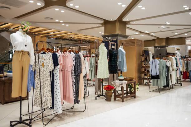 Vantagens de Comprar Cabide com Prendedor no Atacado para Sua Loja de Roupas